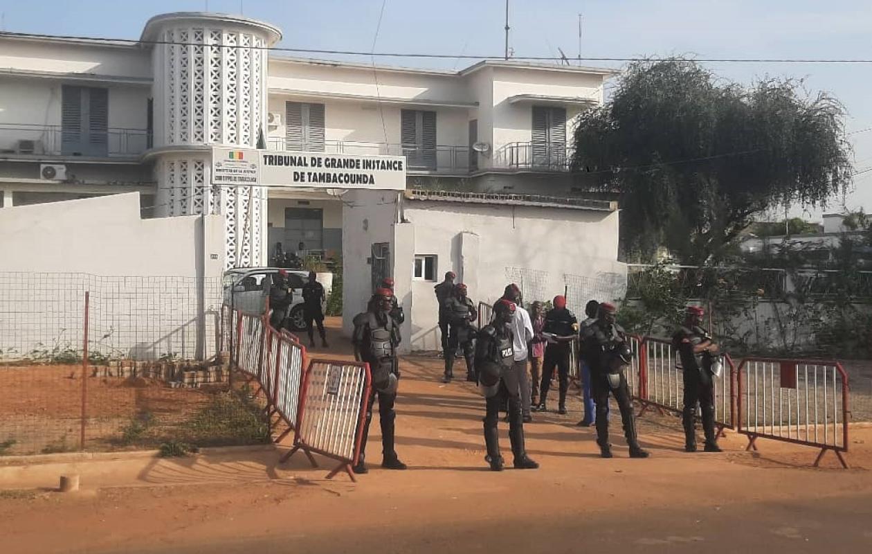 Massacre à Tamba : un berger boit «un litre de whisky» et tue son frère à coups de machette, le juge le renvoie à…