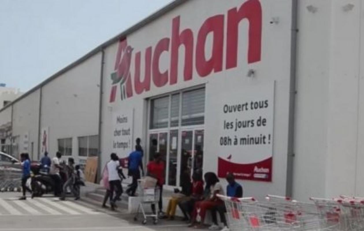 Auchan Mermoz : deux clients font 600 000 F CFA de courses et tentent de quitter le magasin sans payer, ils ne savaient pas que…