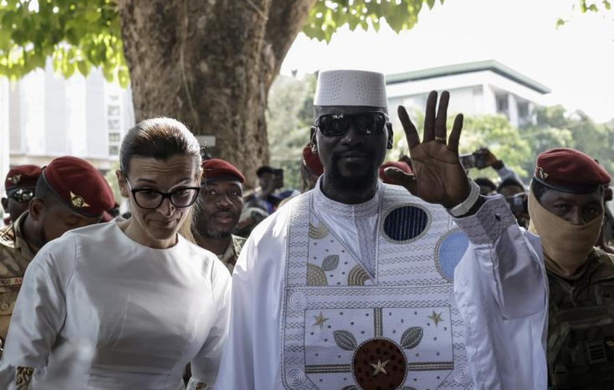 Présidentielle en Guinée: premiers résultats partiels, large avance de Doumbouya