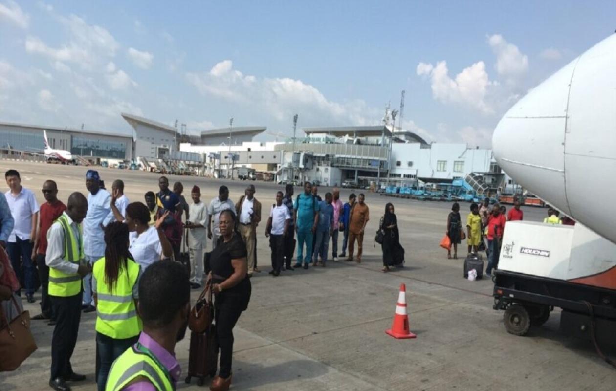 Nigeria: un chanteur interdit de vol après avoir bloqué un avion sur le tarmac