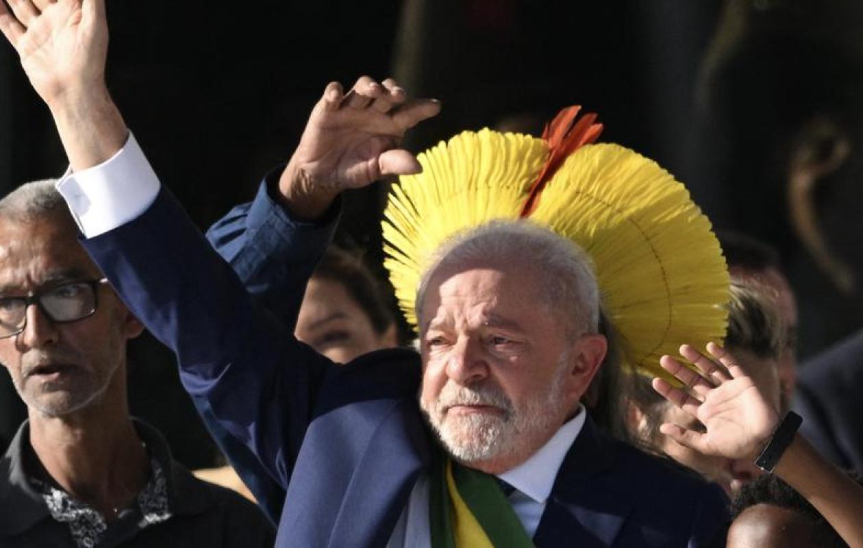 Brésil : Le président Lula fond en larmes en public, se souvenant des moments où il a connu la faim