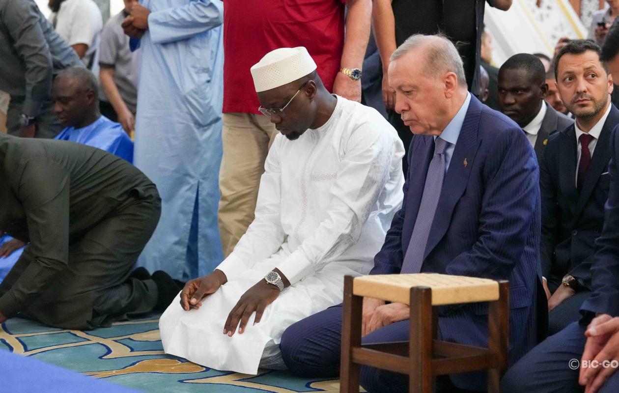 Visite en Turquie : Ousmane Sonko prie à la grande mosquée de Çamlıca aux côtés du président Erdoğan