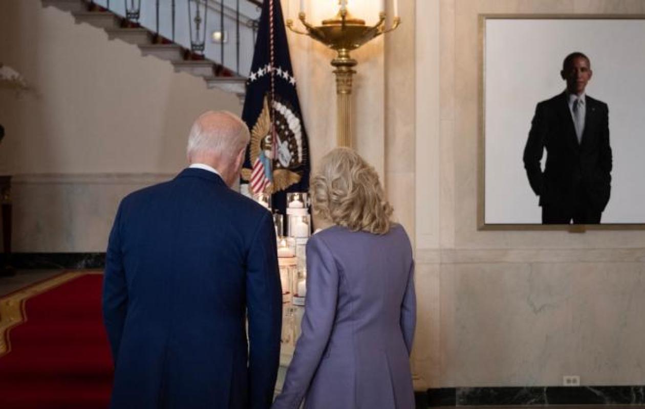 A la Maison-Blanche, Donald Trump fait déplacer le portrait de Barack Obama dans une cage d'escalier cachée des visiteurs