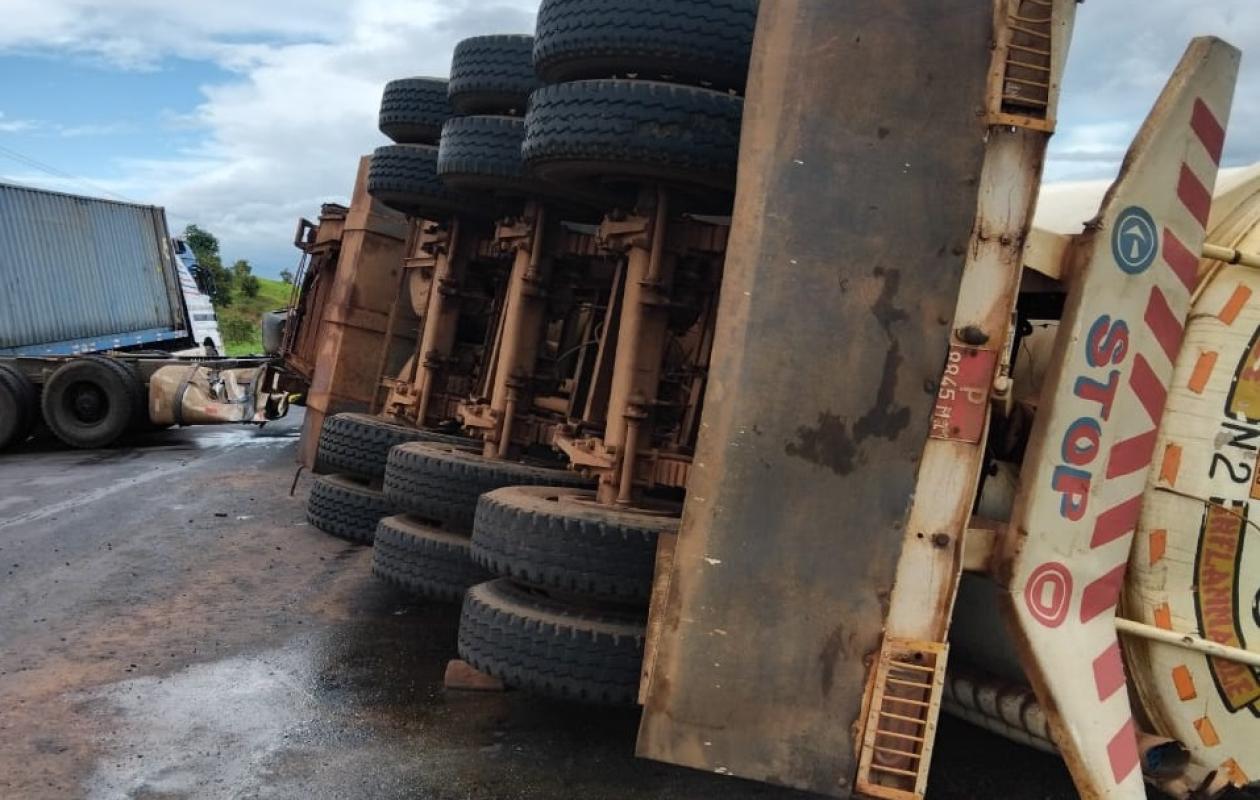 TAMBACOUNDA :  Un camion-citerne se renverse, d'importants dégâts enregistrés (photos)