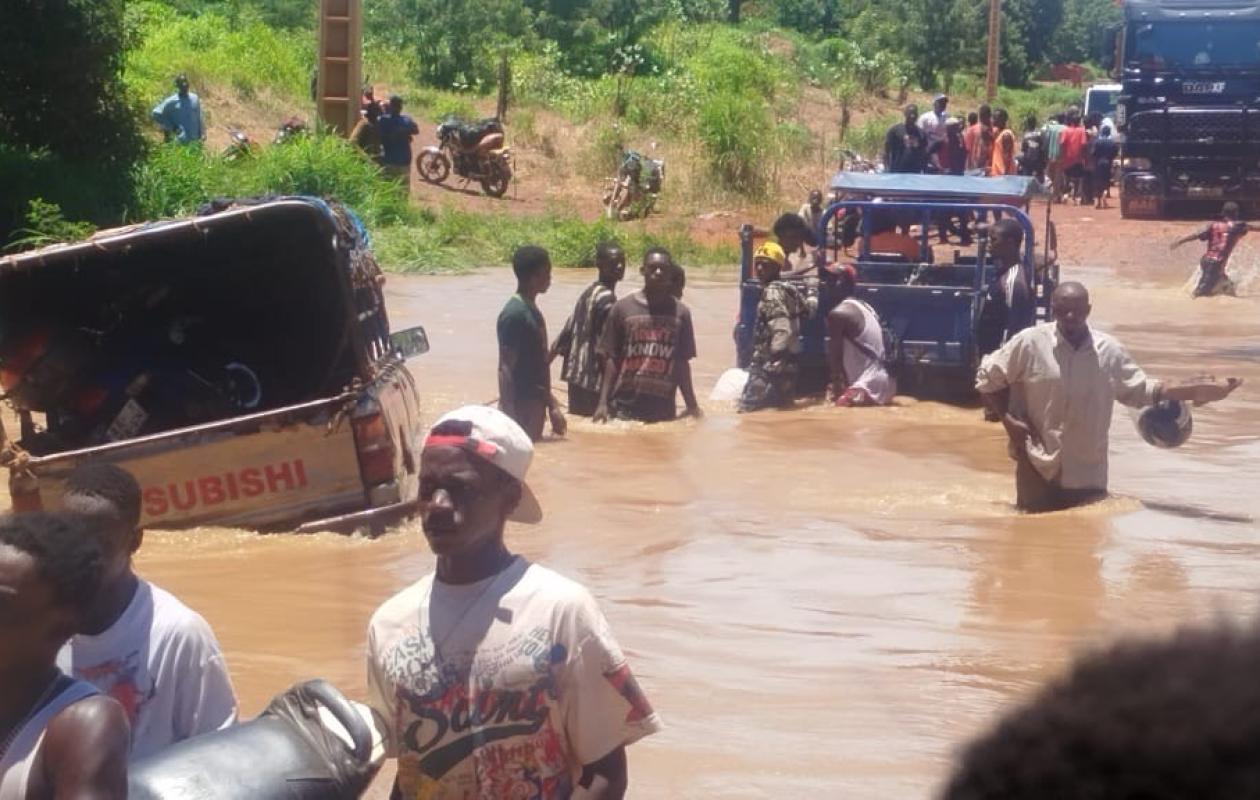 Fortes pluies : le trafic perturbé sur l’axe Bembou–Khossanto
