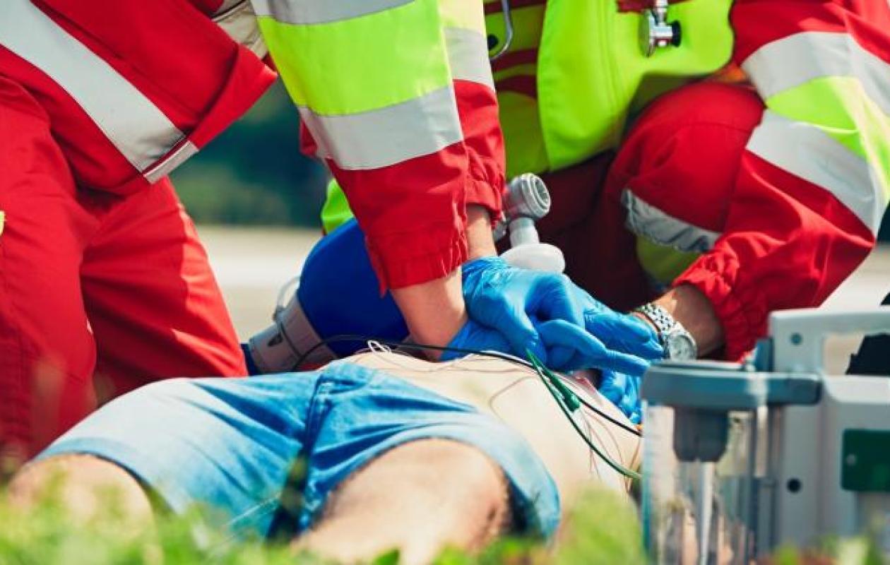 Un enfant plonge dans une piscine en Suisse et tue un homme de 67 ans qui se trouvait en dessous