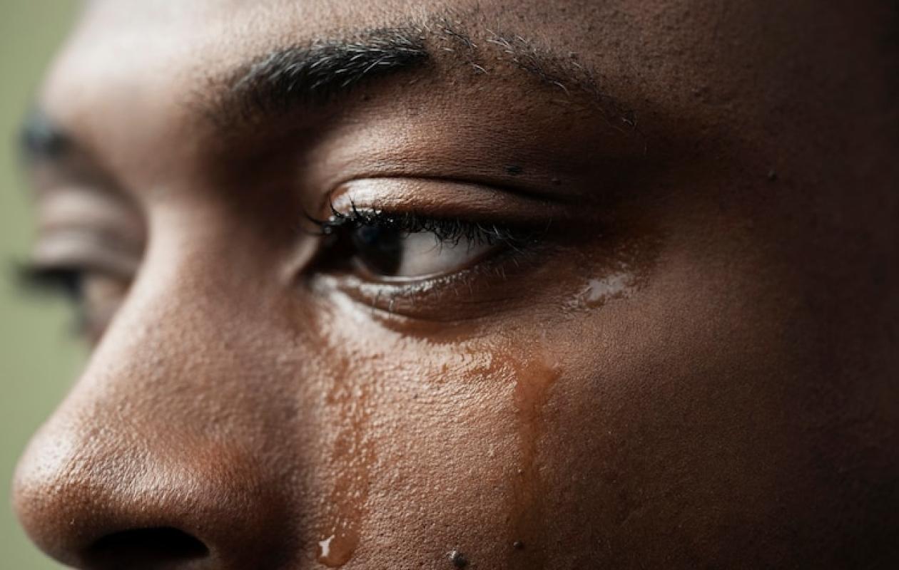 Pleurer au Sénégal : pourquoi les larmes des hommes sont-elles jugées ? (Par Adama Sy)