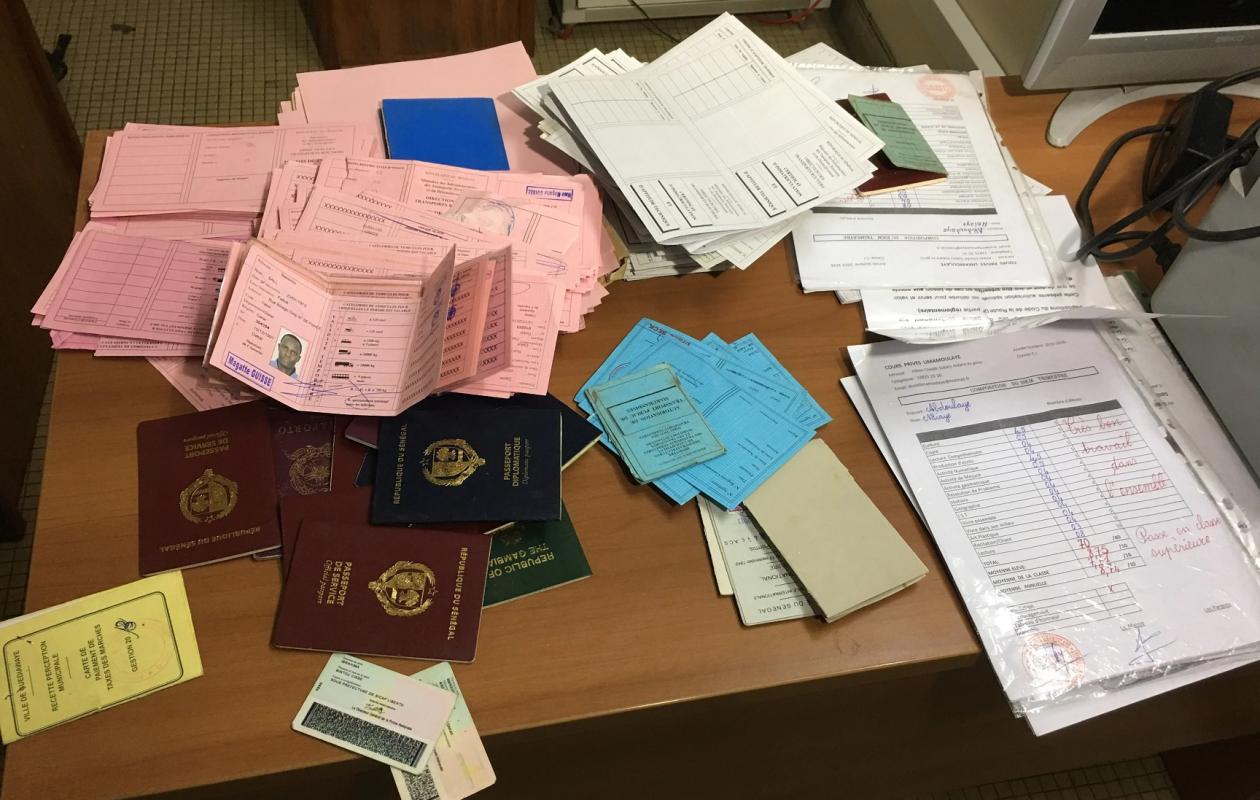 Faux documents de voyage : deux agences de voyage et certains de leurs employés tombent, le fantôme «Docteur Sambou» recherché