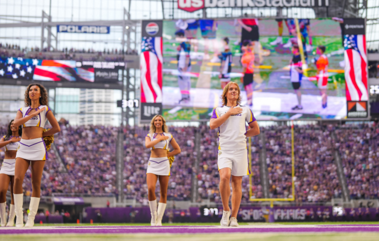 NFL : LA PRÉSENCE D’HOMMES PARMI LES CHEERLEADERS FAIT POLÉMIQUE AUX ÉTATS-UNIS