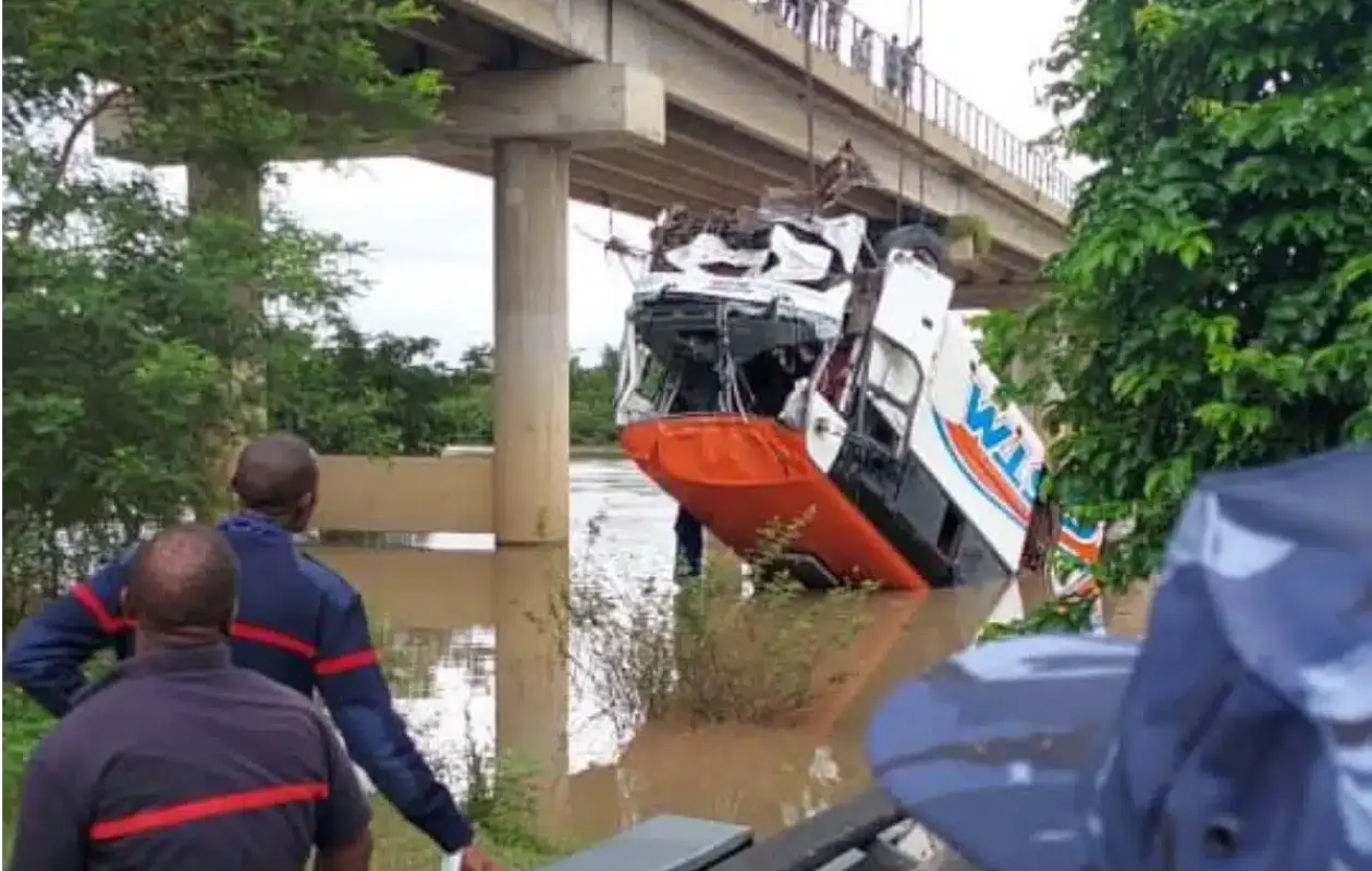 Plongeon d’un bus dans le fleuve Ouémé au Bénin : 26 corps repêchés, 16 encore sous les eaux