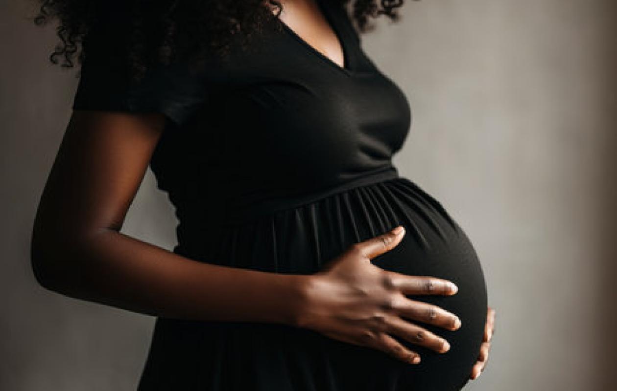 Une élève-mère commande un médicament en ligne pour interrompre sa grossesse