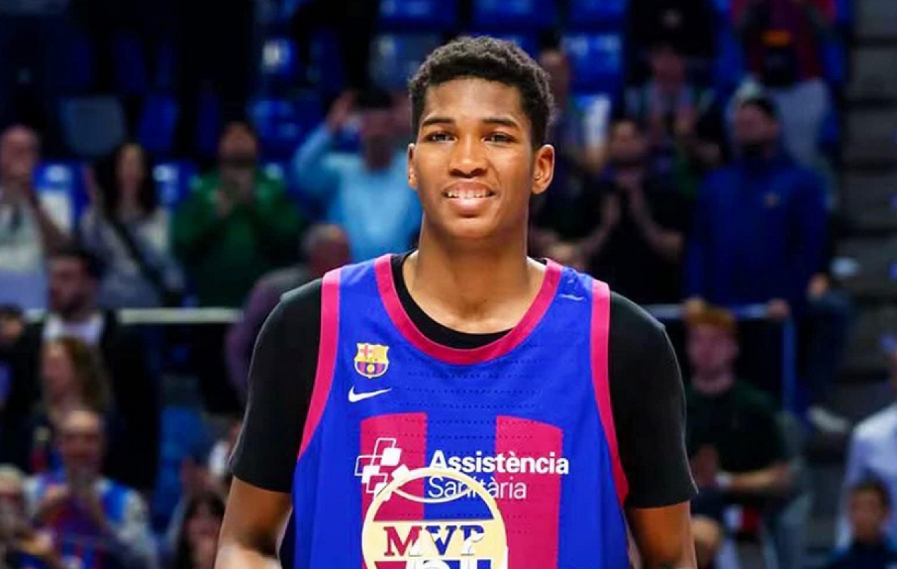 Basketball : Âgé de 13 ans et mesurant 2,08 m, le jeune Burkinabè ...