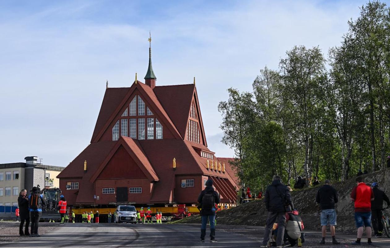 Suède : une église historique de 672 tonnes déménage sur des roulettes