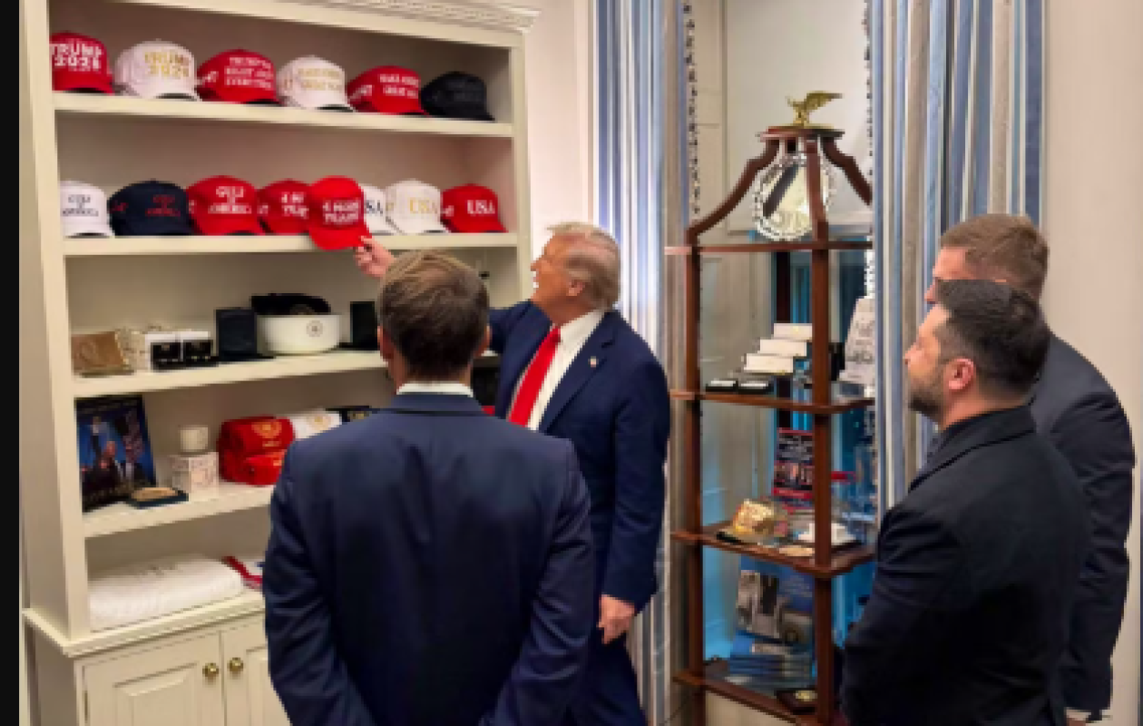 Trump montre ses casquettes à Macron et Zelensky