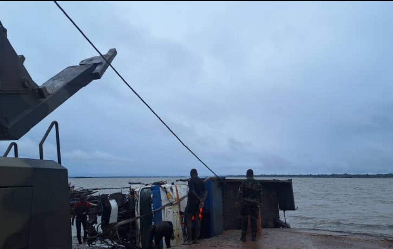 Sédhiou : L’armée sort du fleuve un camion qui bloquait le bac depuis 28 jours