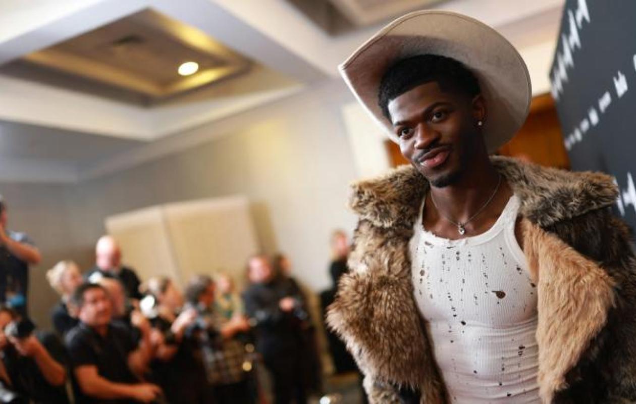 Le rappeur Lil Nas X arrêté en slip dans les rues de Los Angeles, avant d'être hospitalisé