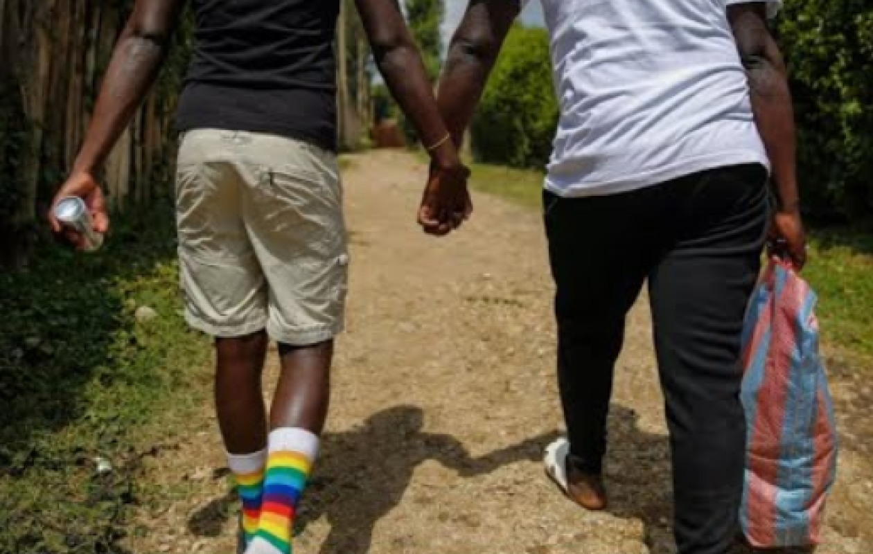 Point E : Trois hommes surpris en pleins ébats sur une plage