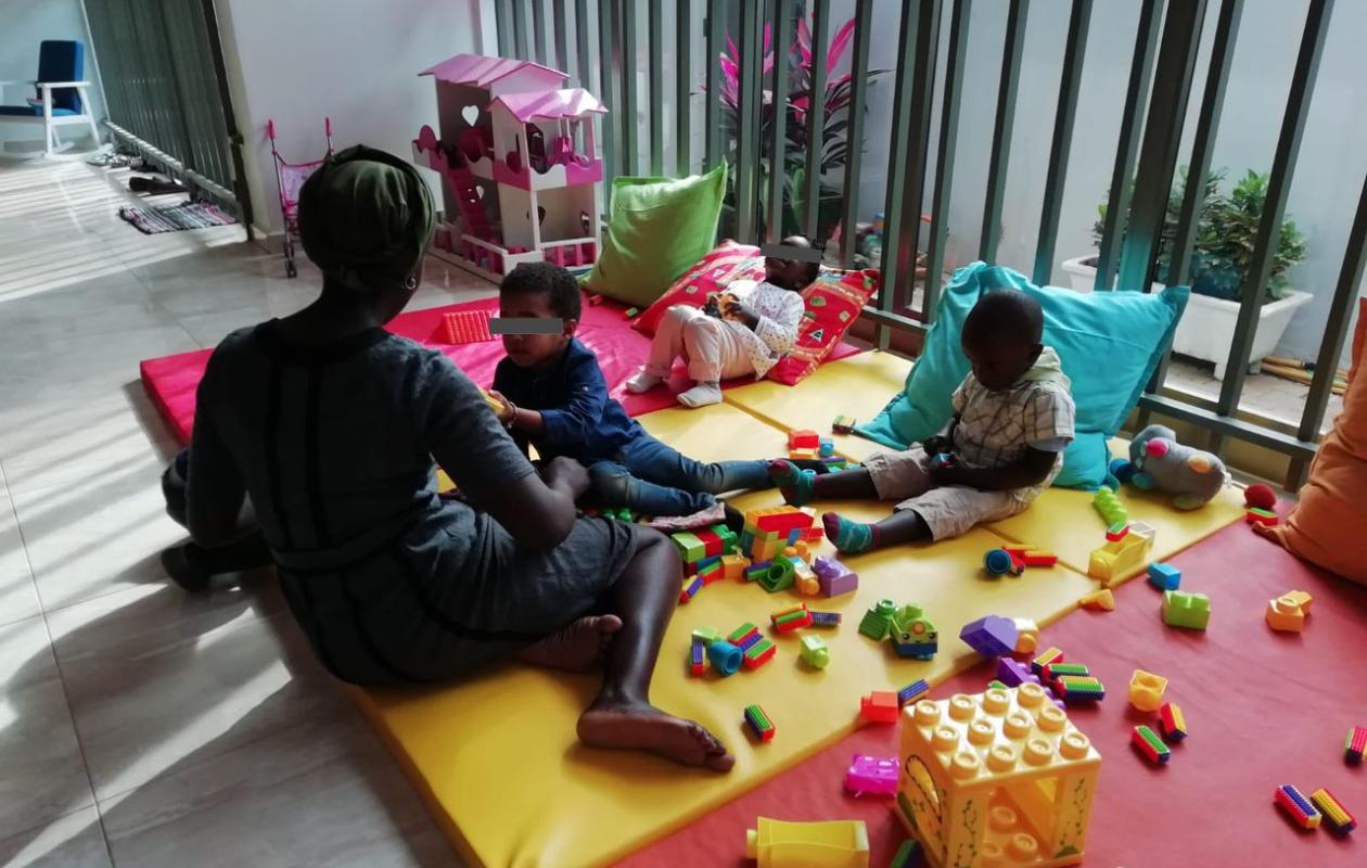 Maternité : quand les crèches chères brisent les rêves des femmes travailleuses