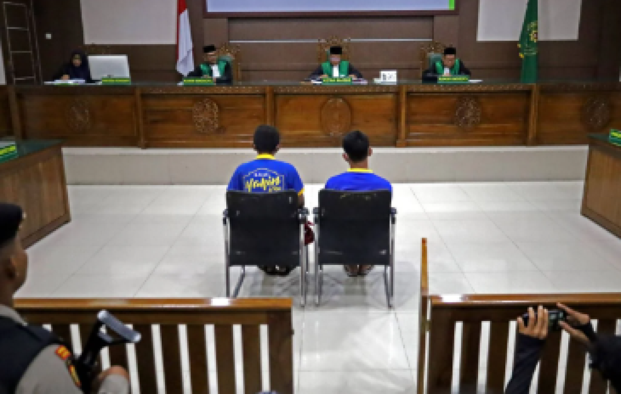 Indonésie : Deux hommes fouettés en public pour des relations homosexuelles