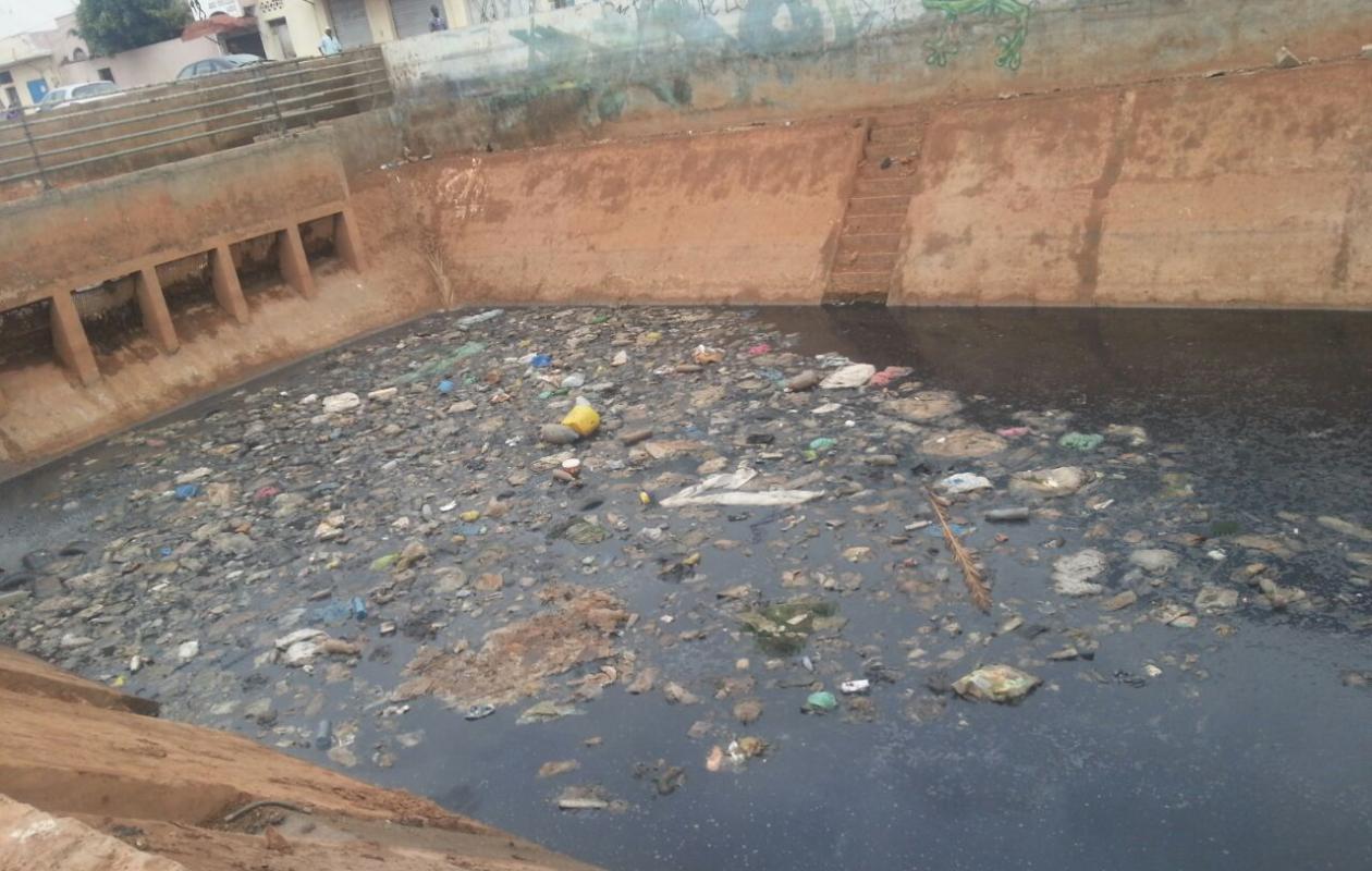 Mbour : un canal obstrué au stade Caroline Faye fait craindre le pire