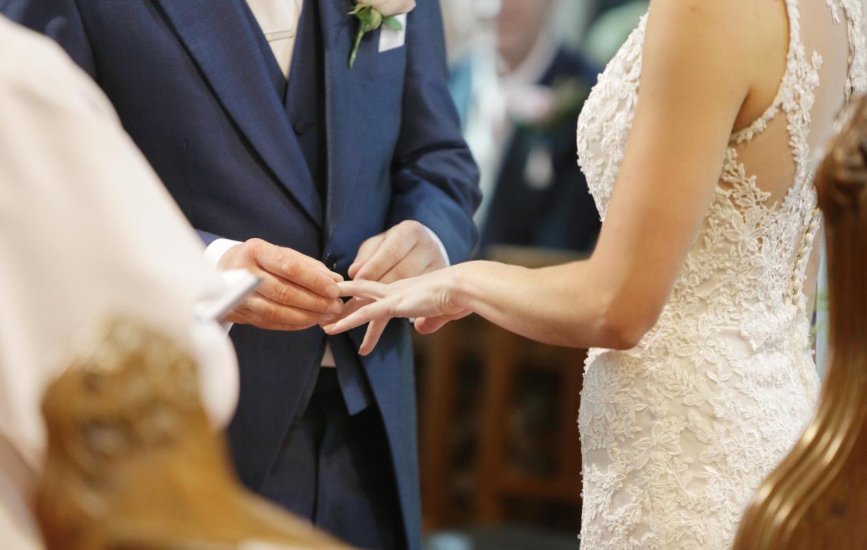 L’horreur en plein mariage : l’époux tué par balles « involontairement » par une membre de la famille de la mariée