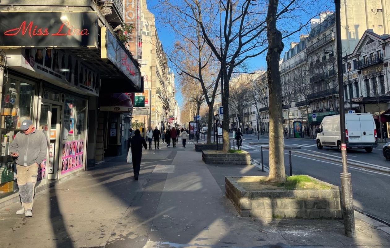 A Paris, un arrêté obligeant les coiffeurs afro à fermer plus tôt fait du bruit