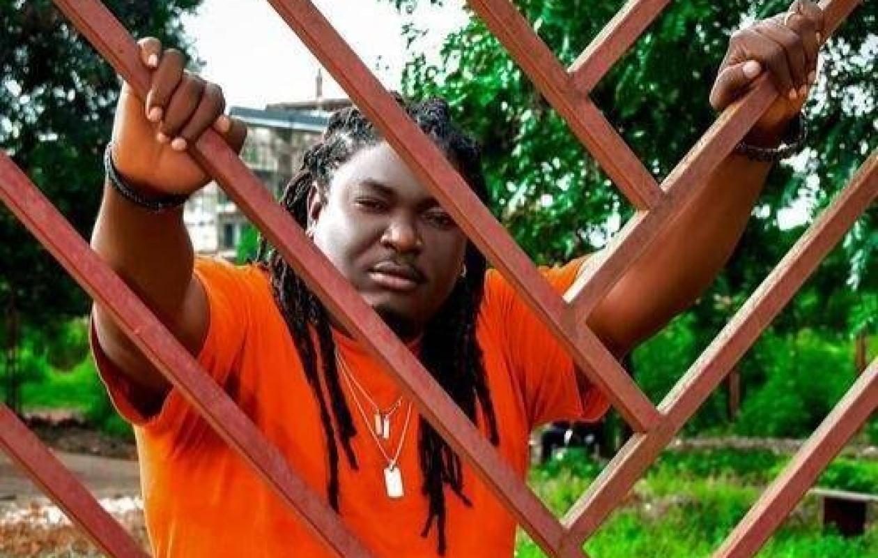Guinée : Inculpé pour homicide involontaire, l’artiste Singleton placé en détention, son procès prévu ce mercredi