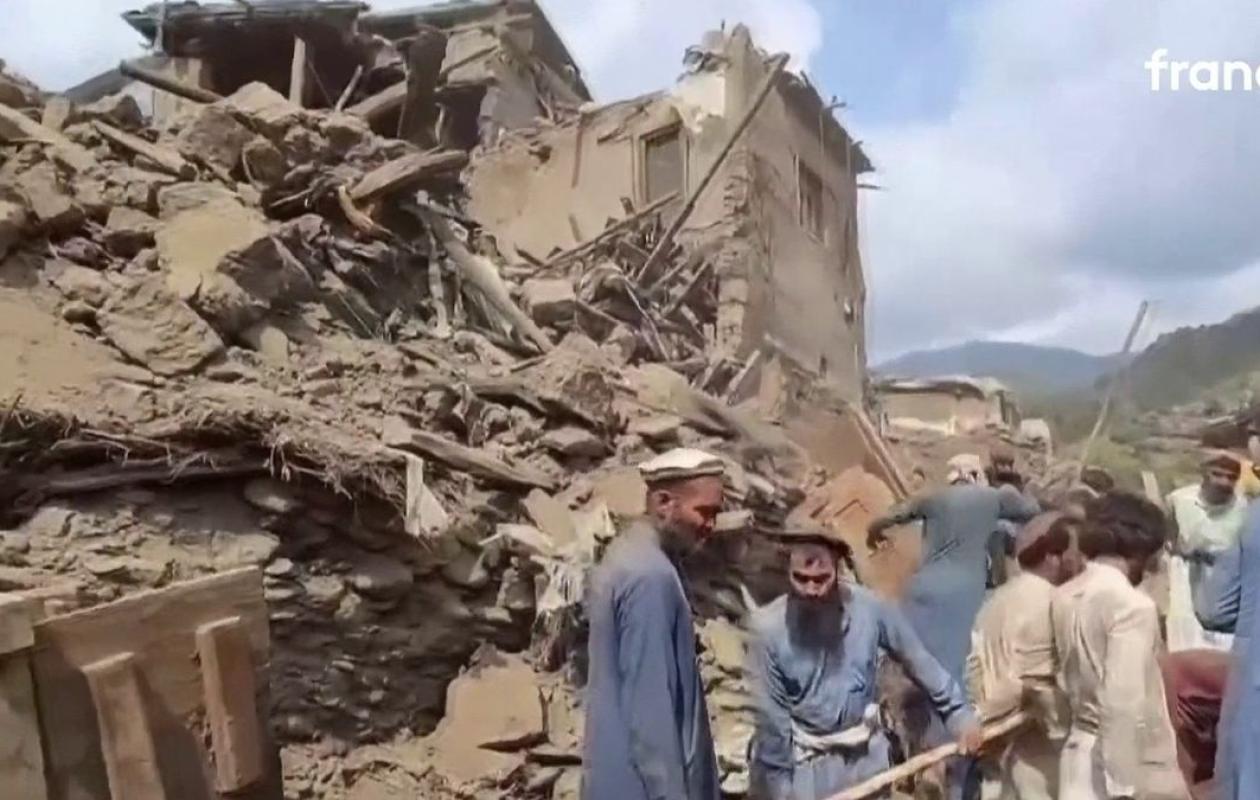 Le bilan s'alourdit après le séisme en Afghanistan, plus de 900 morts