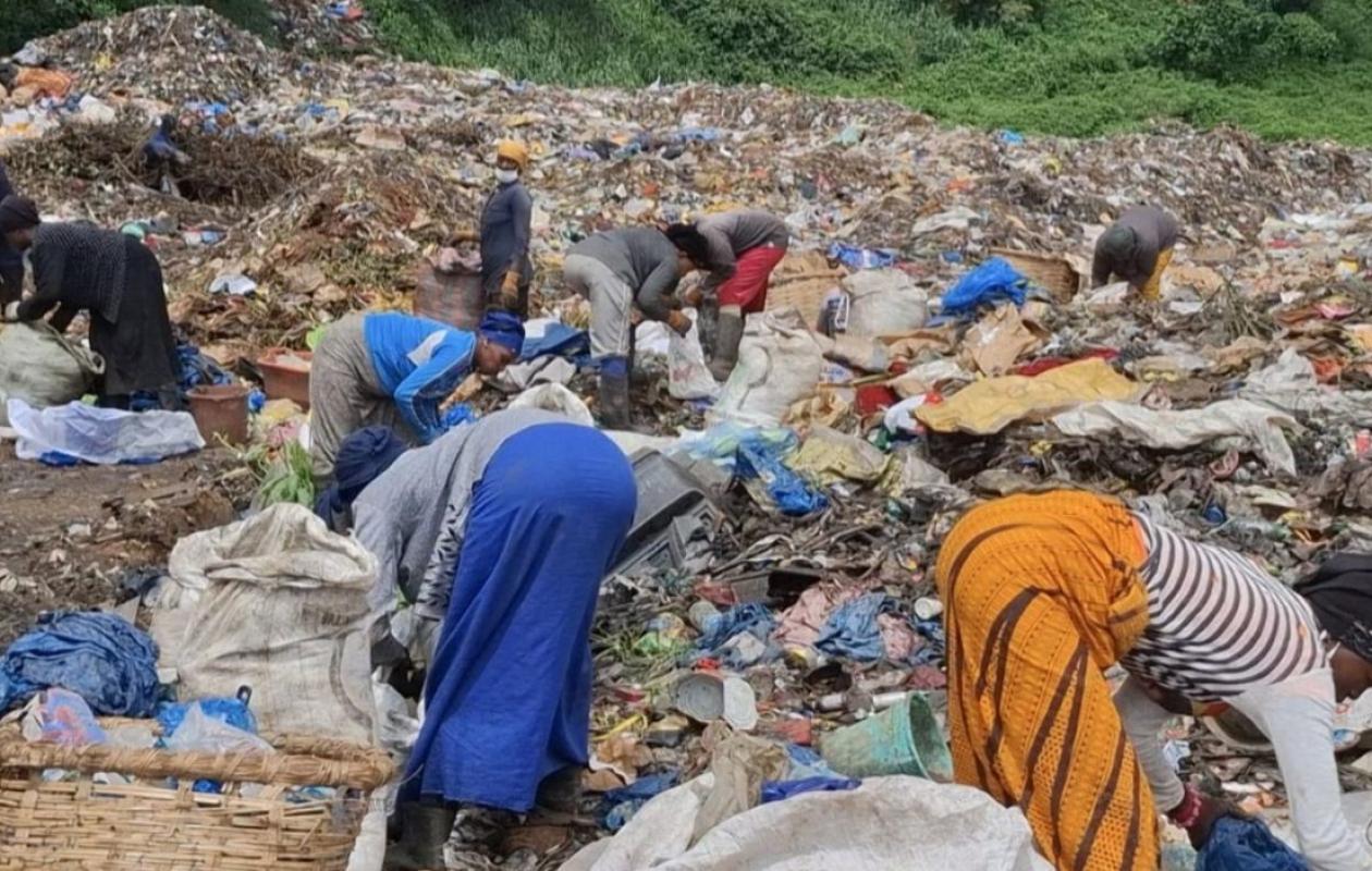 Guinée : À Kindia, des mères fouillent les ordures à mains nues pour nourrir leurs enfants