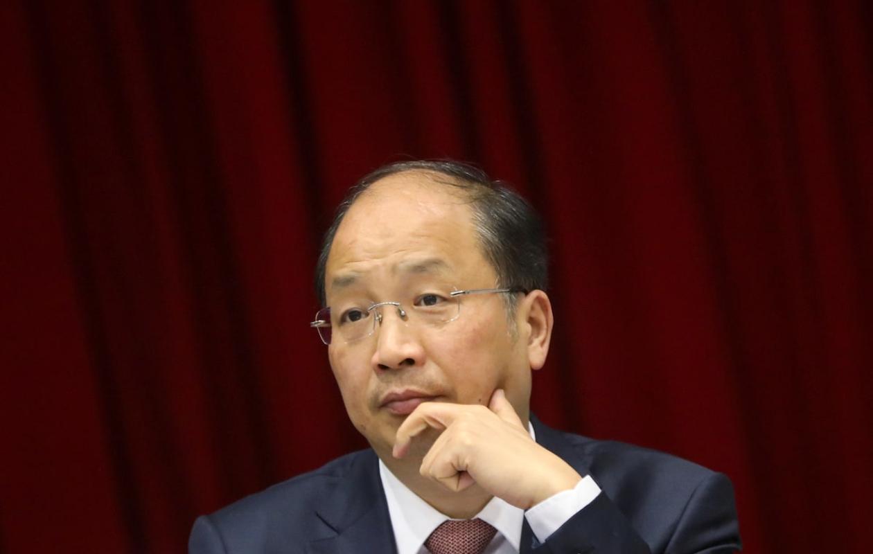 L'ancien chef du régulateur des marchés financiers chinois Yi fait l'objet d'une enquête, selon des sources