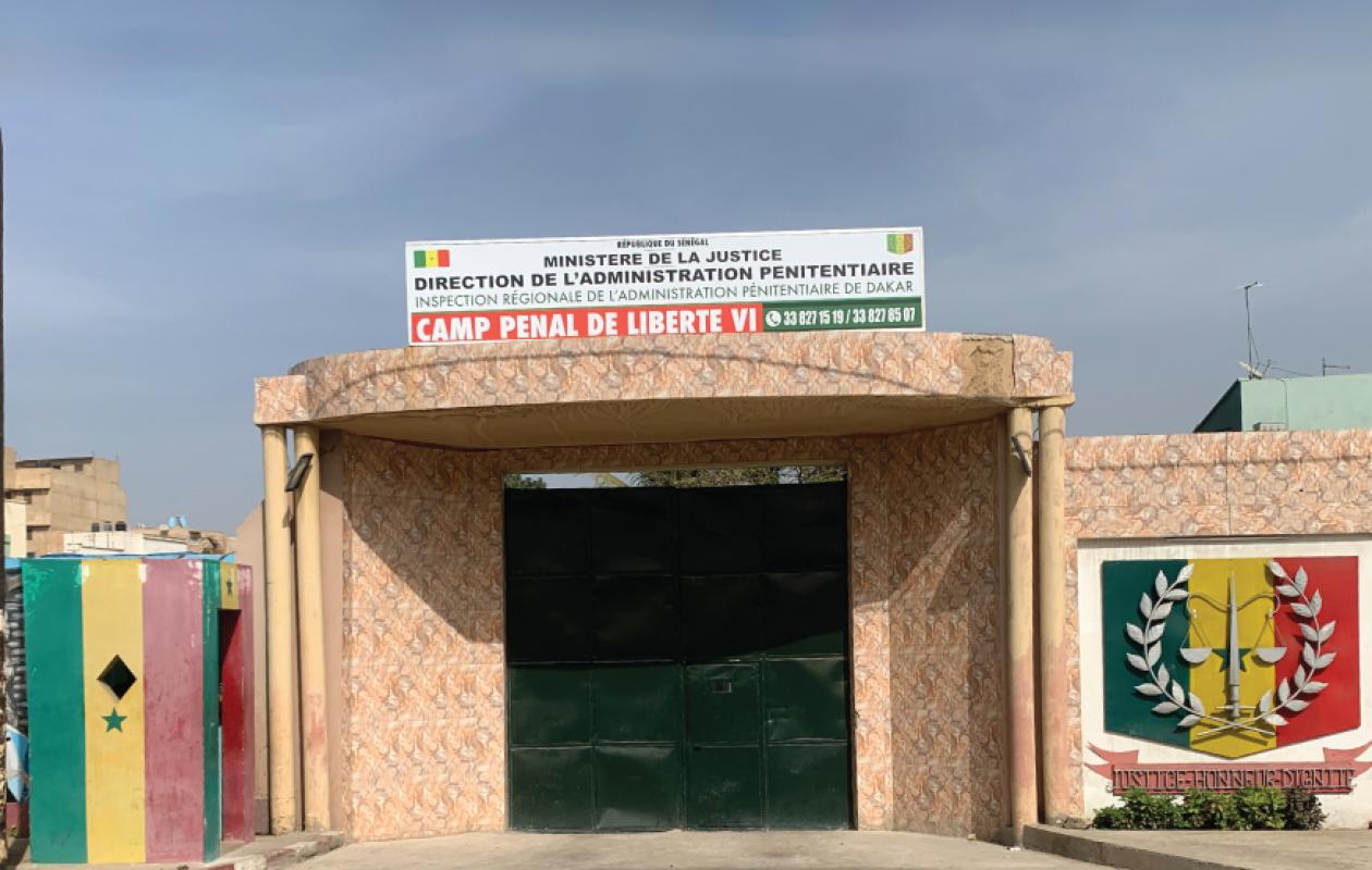 Camp pénal : un détenu s’évade par la…