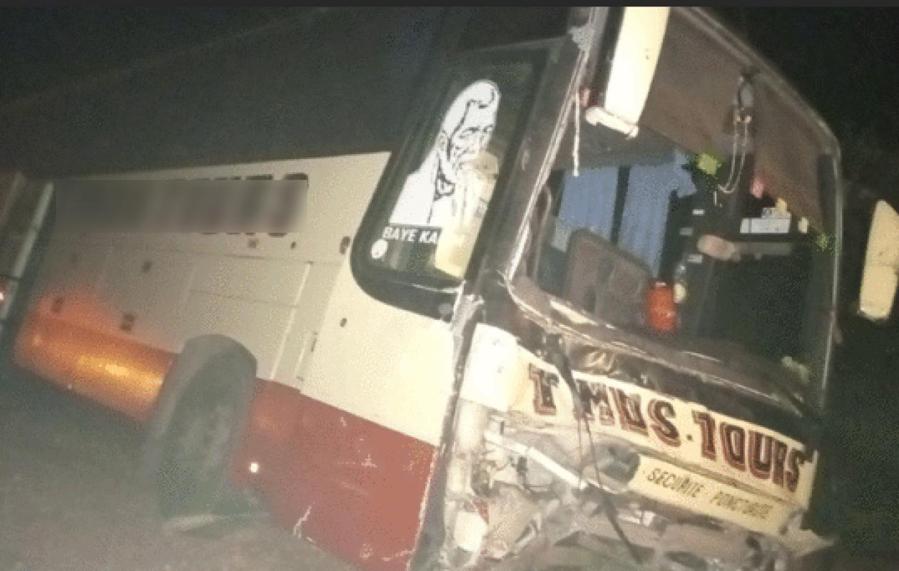 CONDUITE SOUS UNE FORTE PLUIE ET À UNE VITESSE EXCESSIVE : Un bus se renverse, fait un mort et 34 blessés