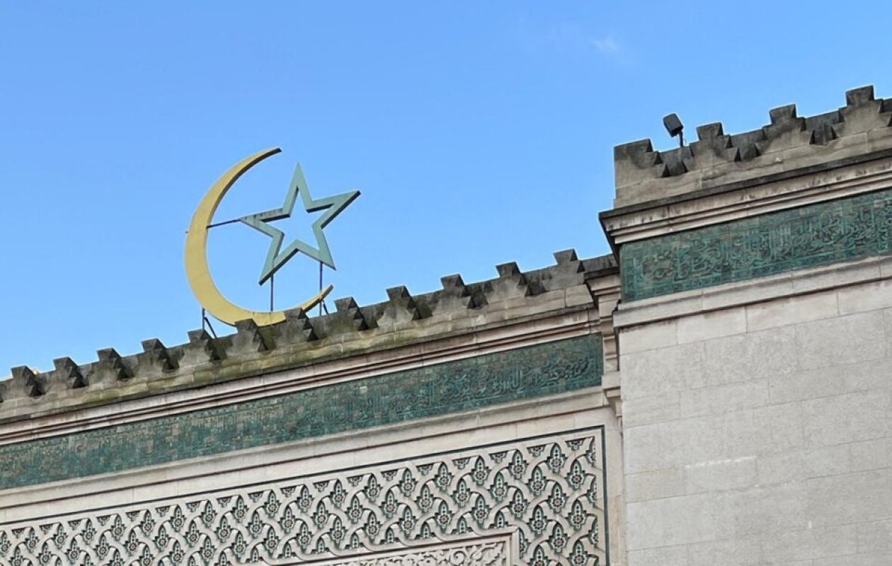 Des têtes de cochon découvertes devant des mosquées, à Paris notamment