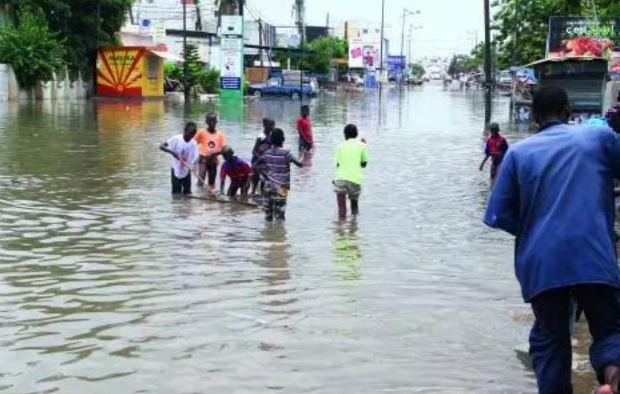 Dakar paralysée par les fortes pluies !