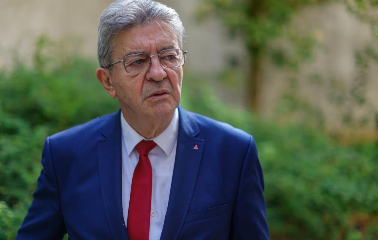 Mosquées: "l'islamophobie se déchaîne" en France, "chauffée à blanc" par le ministre de l'Intérieur, accuse Mélenchon