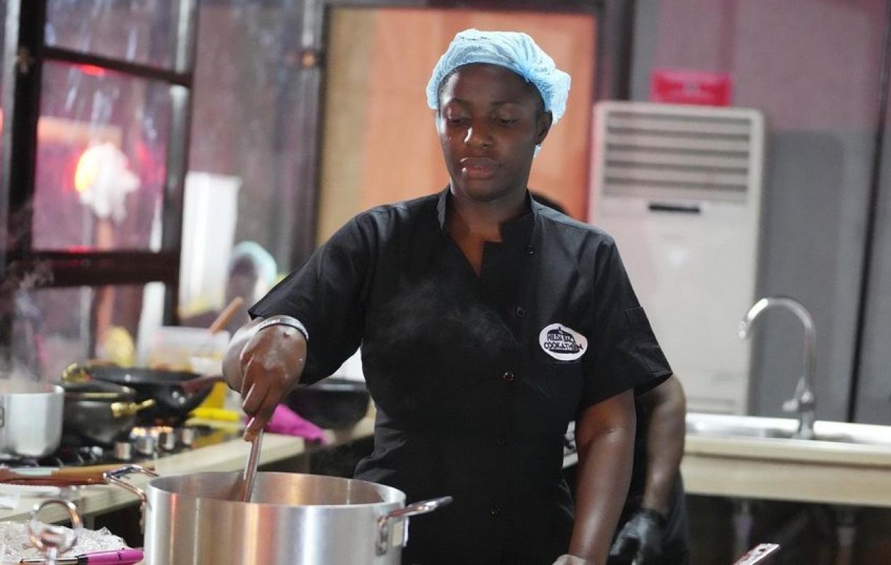 La cheffe nigériane Hilda Baci tente de cuisiner la plus grande marmite de djolof rice au monde