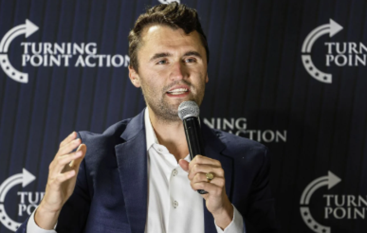 Assassinat de Charlie Kirk : « Appelez leur employeur… » Des dizaines de gens limogés pour avoir critiqué l’influenceur