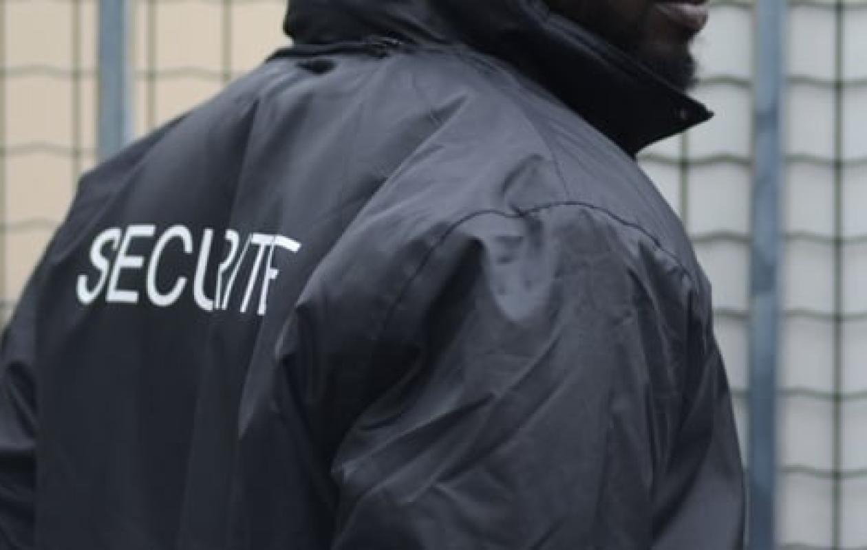 Mbour : un vigile dérobe ordinateurs et chaises pour compenser son maigre salaire
