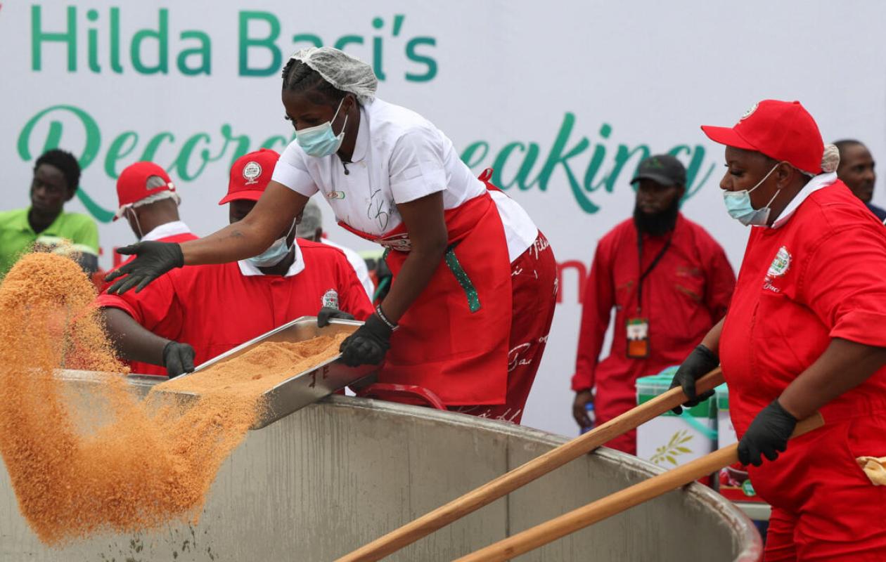 Hilda Baci bat le record Guinness du plus grand plat de riz Jollof jamais cuisiné : La réaction de la première dame du Nigeria