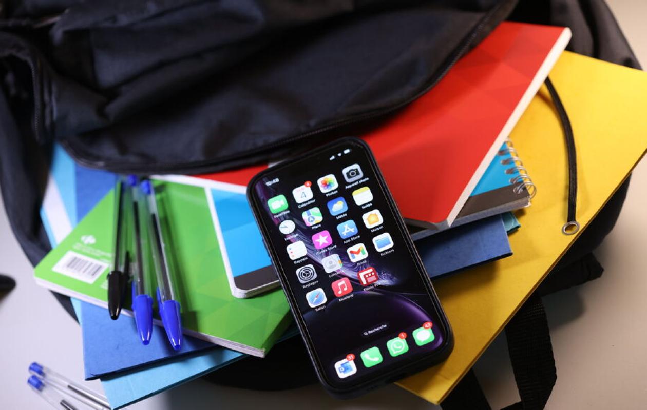 Interdiction des téléphones à l’école : Les parents d’élèves dénoncent un manque de concertation