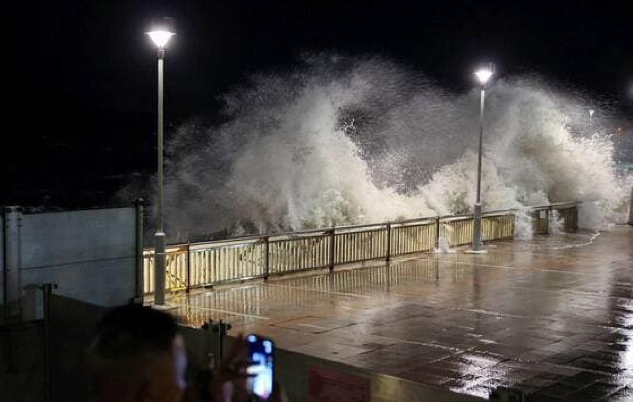 Hong Kong en alerte maximale face au super typhon Ragasa, 14 morts à Taïwan