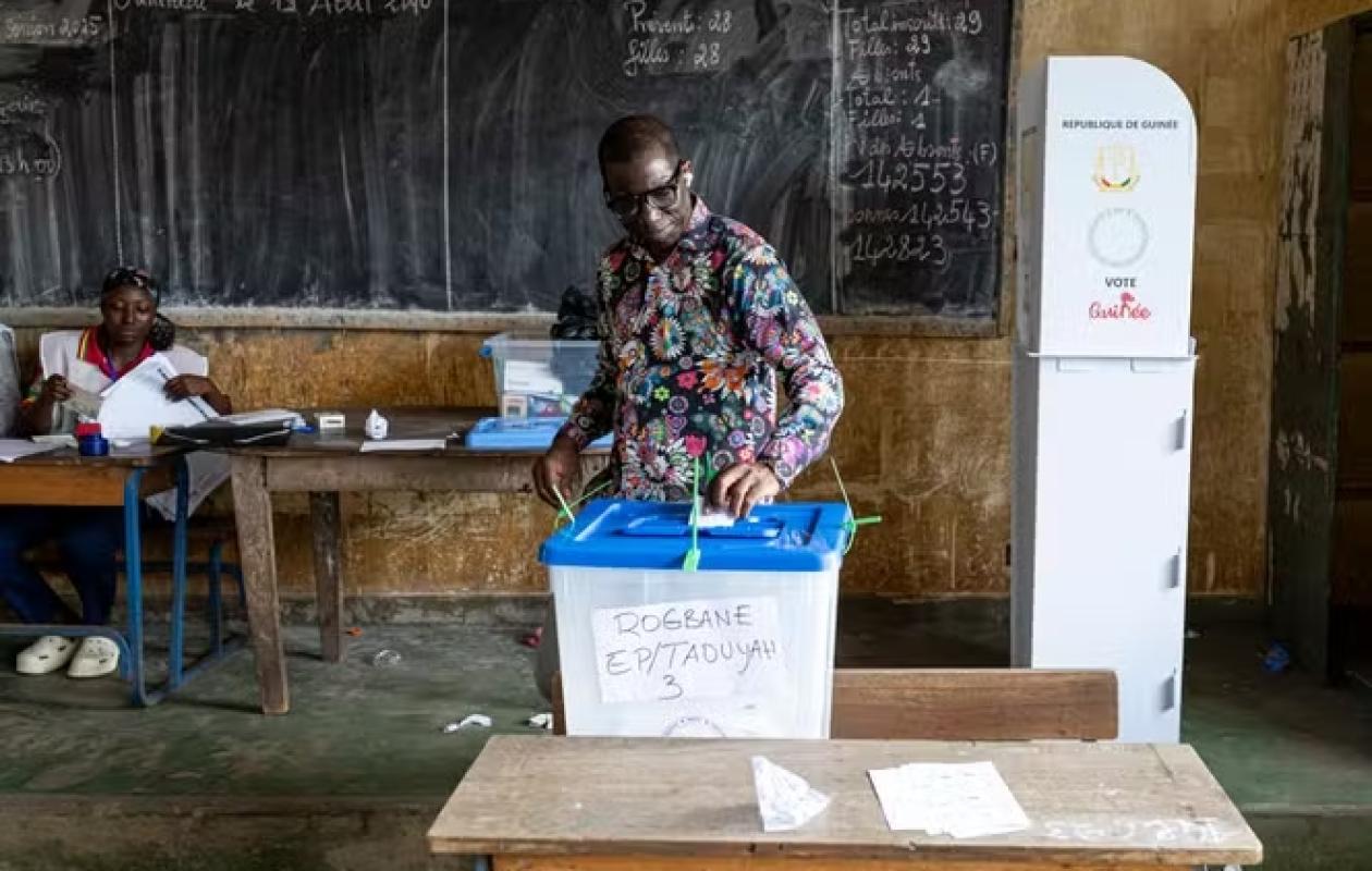 Guinée: La nouvelle Constitution approuvée à près de 90%, ouvrant la voie à une candidature de Doumbouya