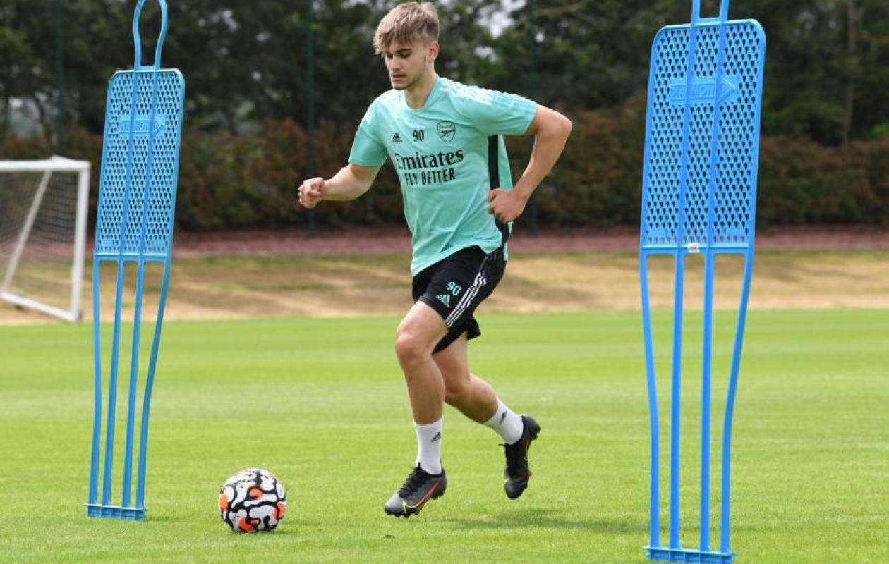 Un ancien joueur du centre de formation d'Arsenal est mort à 21 ans, après un choc au cerveau en plein match