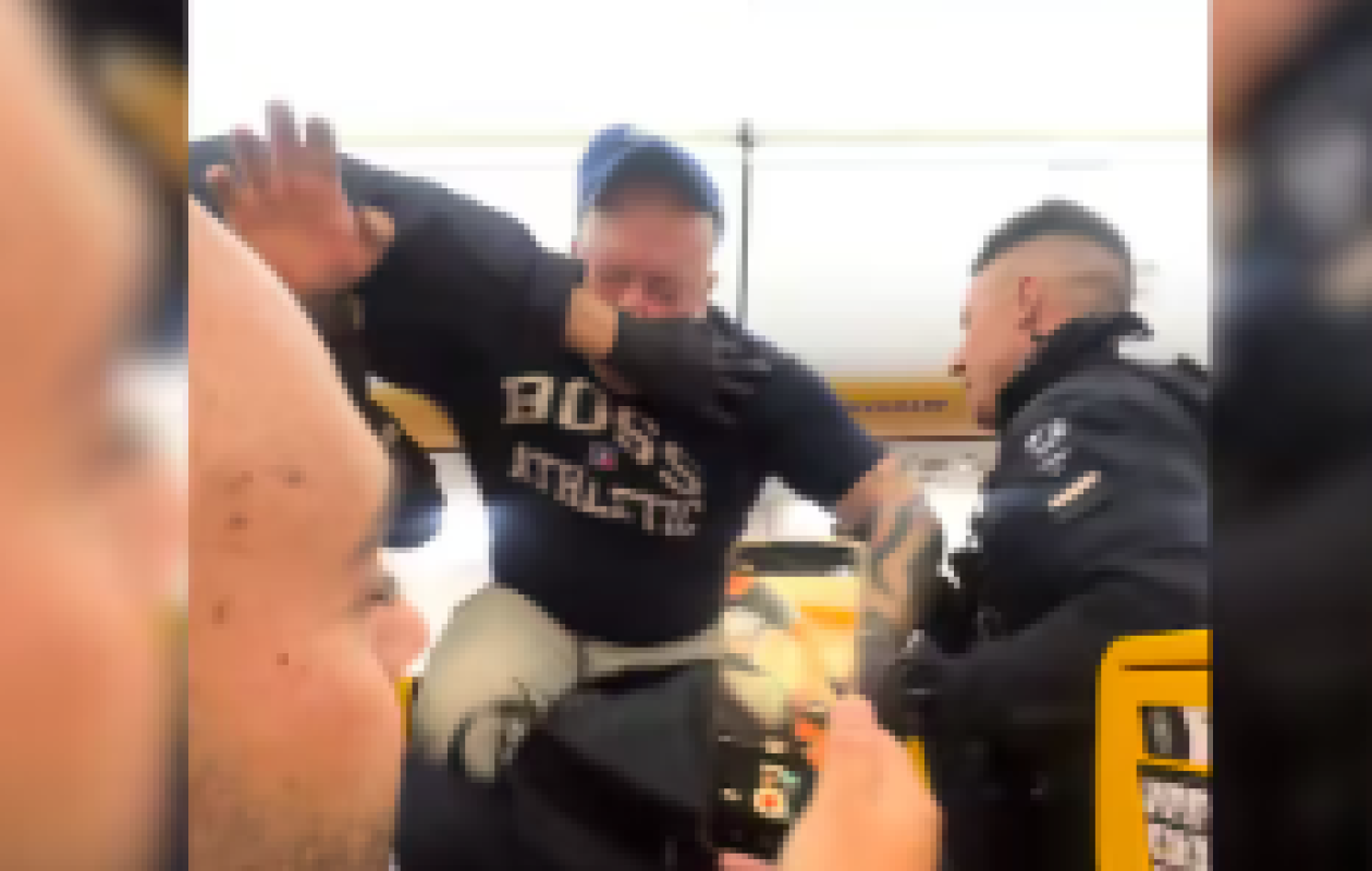 Des passagers ivres veulent ouvrir les portes de sécurité en plein vol, la gendarmerie française les expulse de force lors d’une escale d’urgence