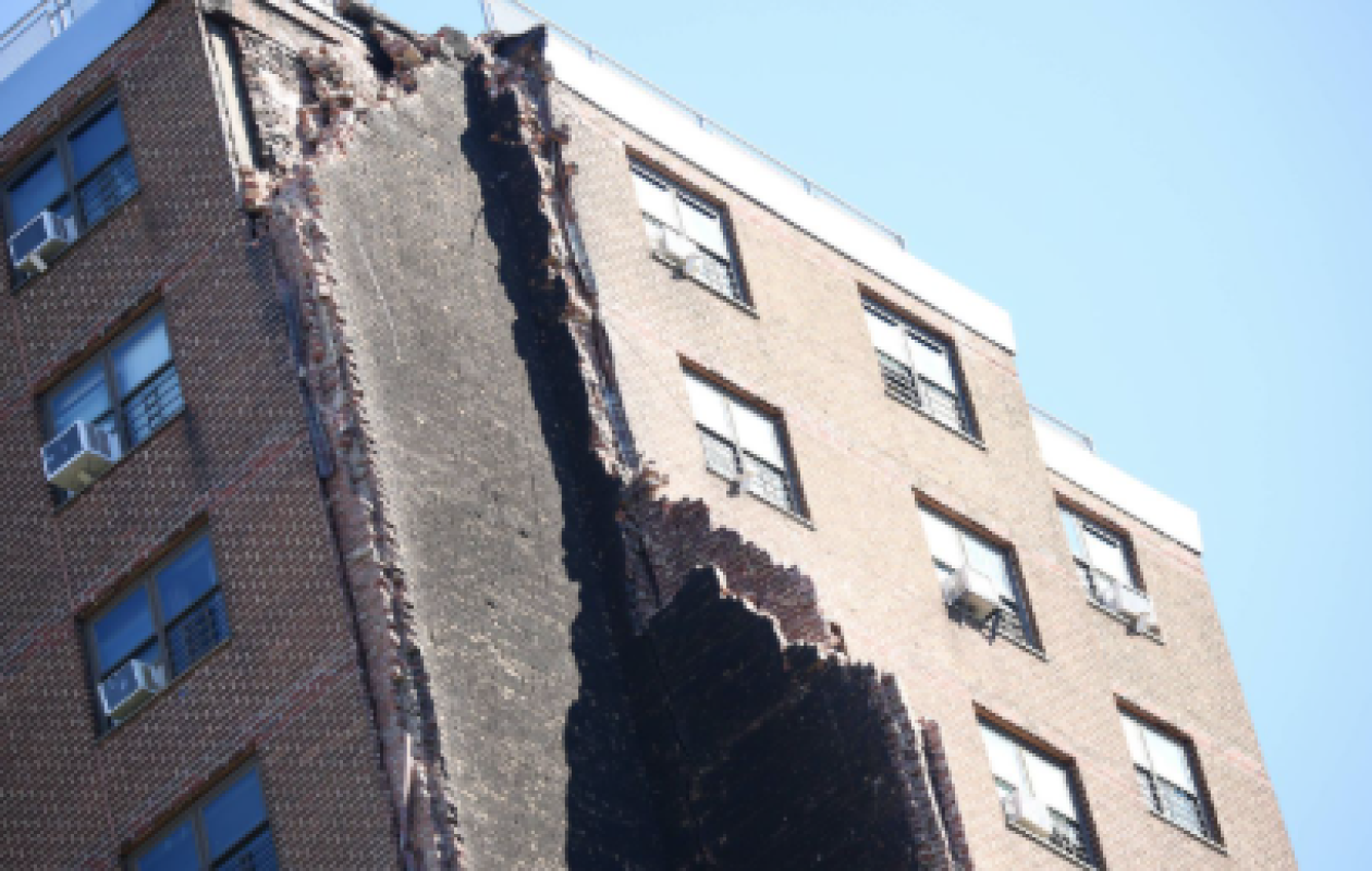 États-Unis : Le coin d’un immeuble d’habitation s’effondre en plein New York, aucune victime recensée