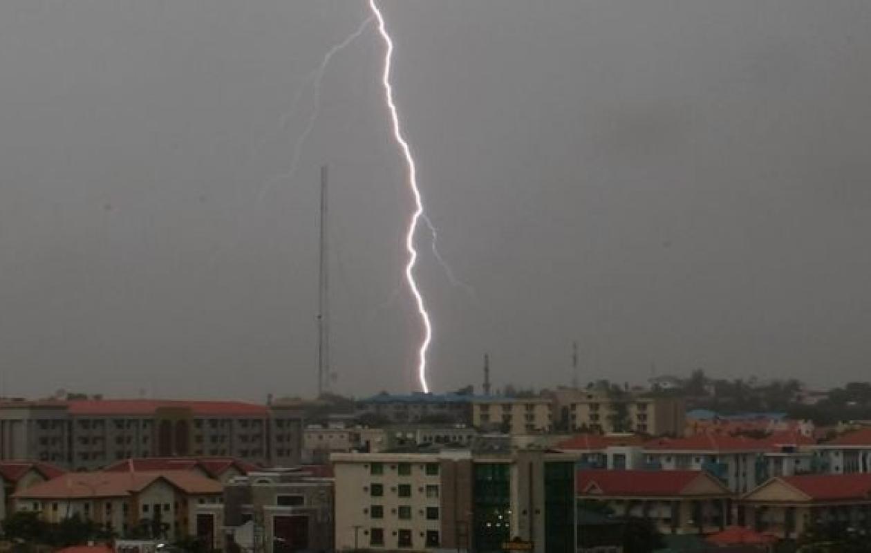 Guinée : La foudre tue trois personnes, dont une mère de sept enfants