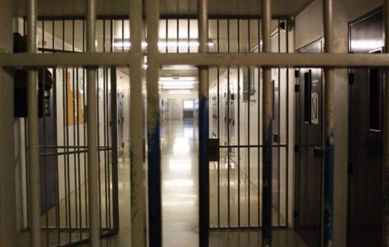 Un sexagénaire braque un supermarché pour "entrer en prison" et retrouver son petit-fils