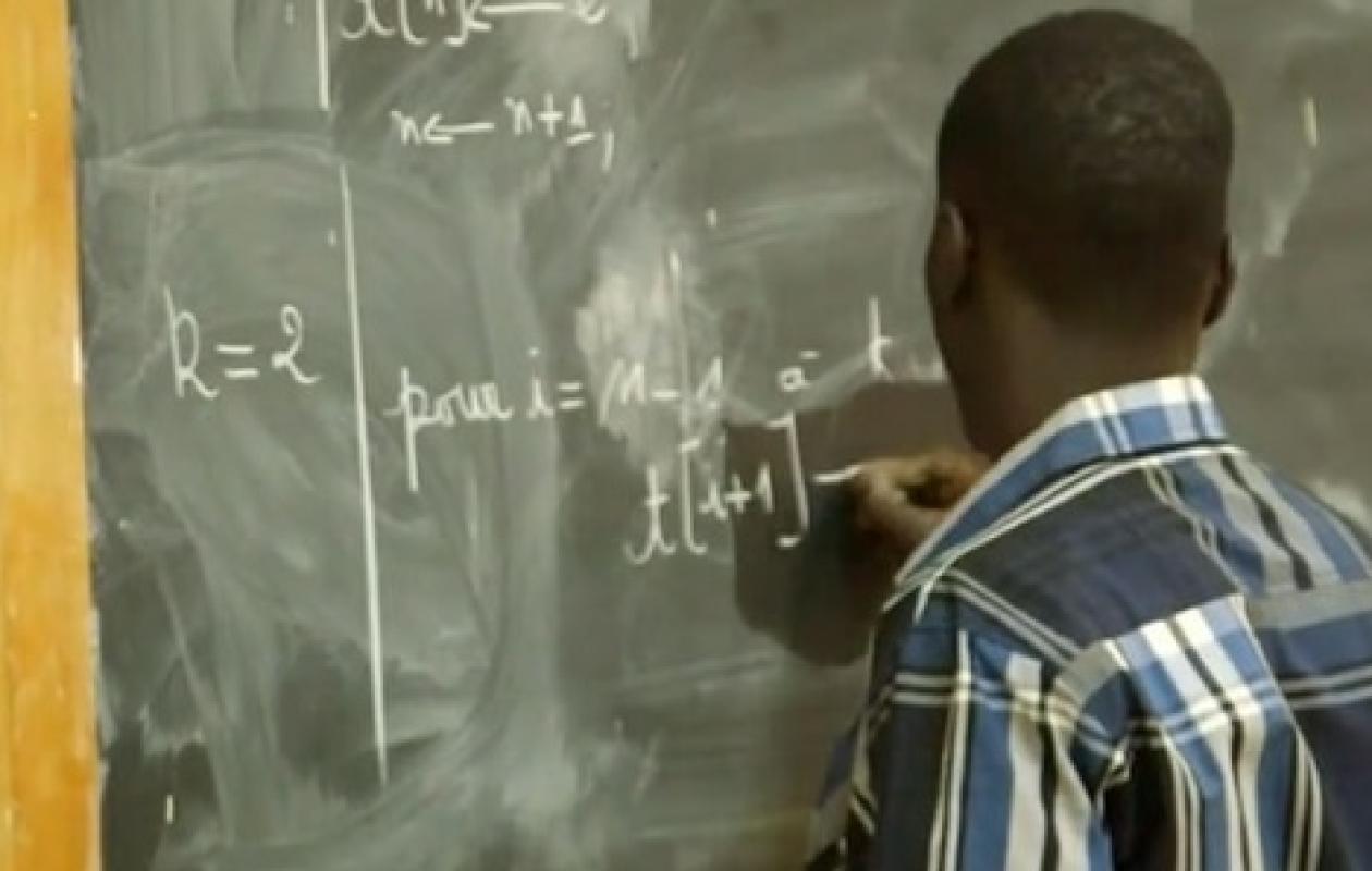 Décret en attente, colère en classe : les enseignants non-fonctionnaires montent au créneau