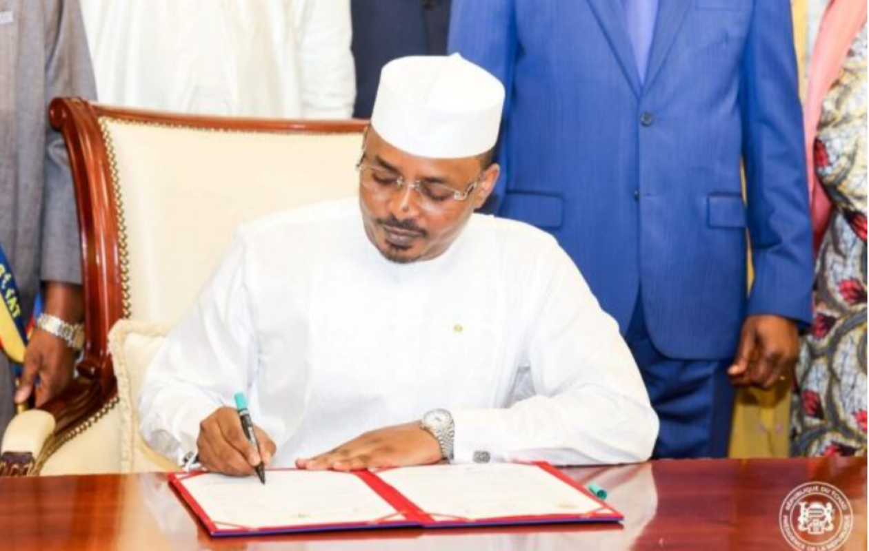 Tchad : Mahamat Idriss Déby promulgue une Constitution élargissant ses pouvoirs