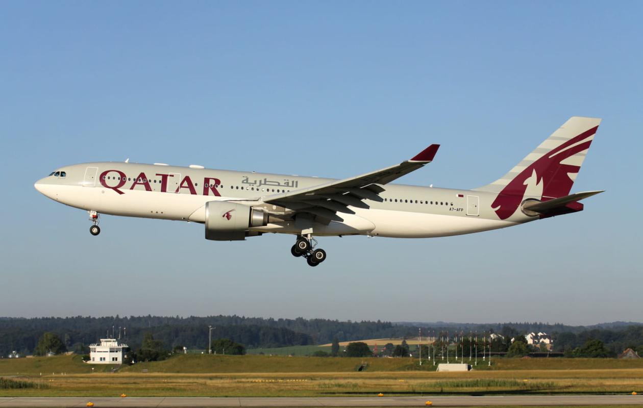 Un passager de Qatar Airways, végétarien, meurt étouffé après avoir reçu un plateau-repas avec de la viande : sa famille porte plainte